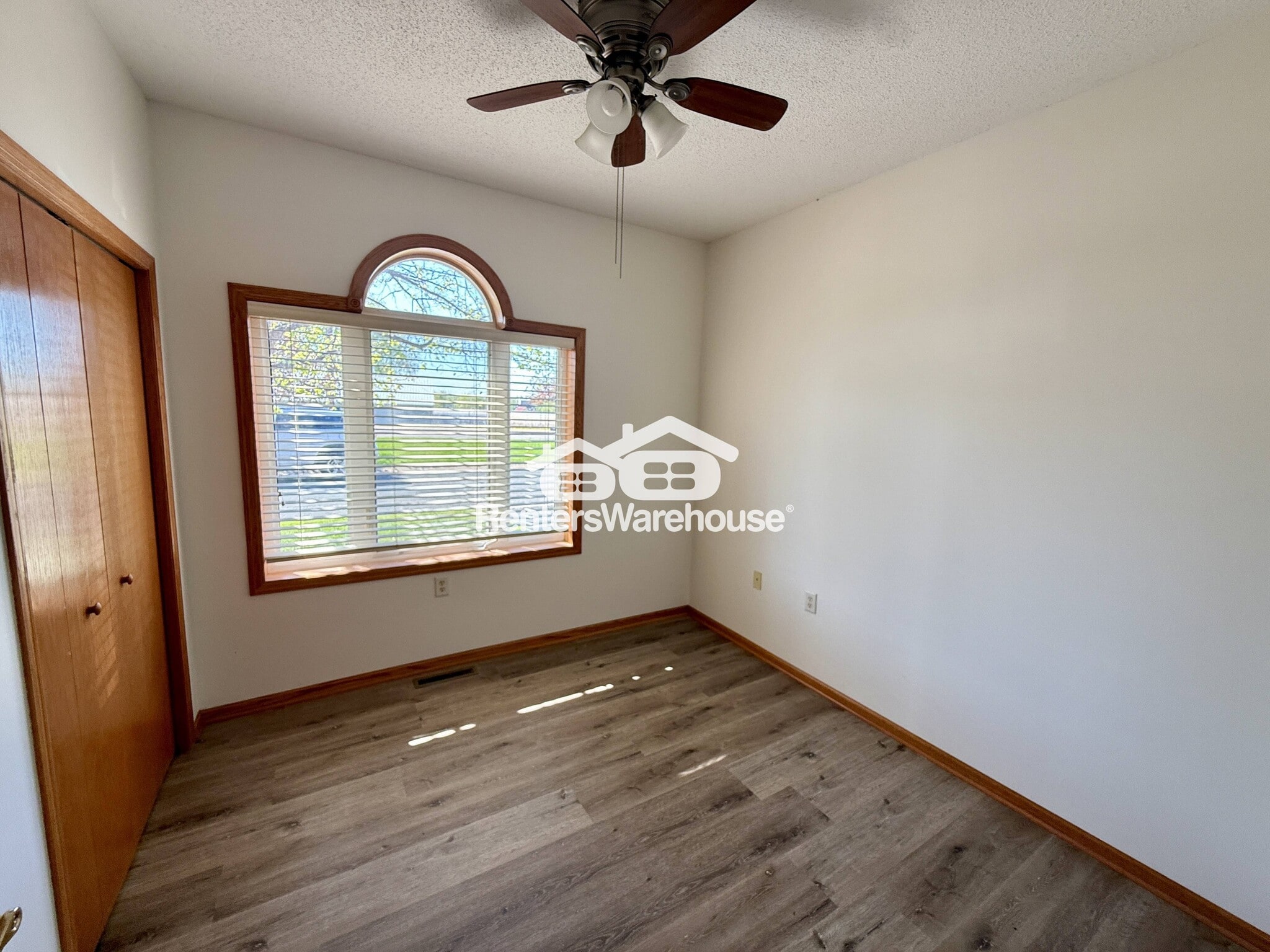 Building Photo - 1202 Crystal Pl E