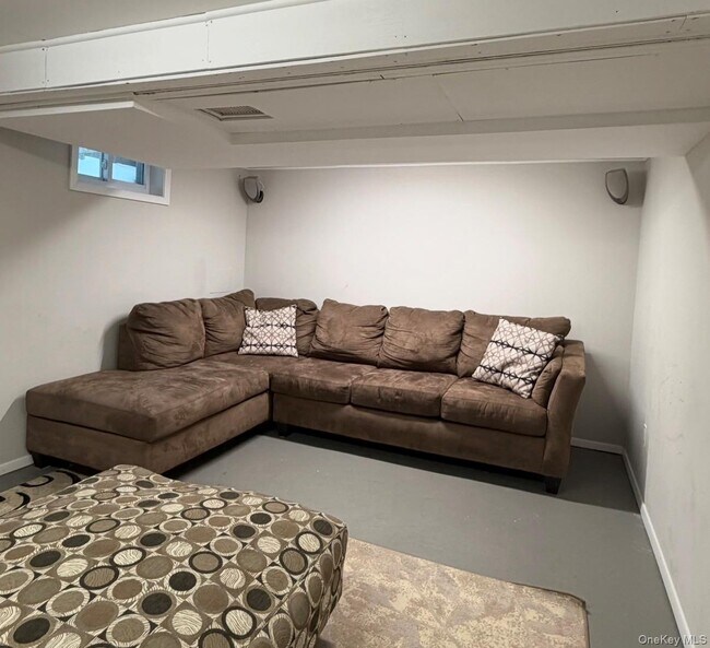 Building Photo - 10 Skyes Neck Ct