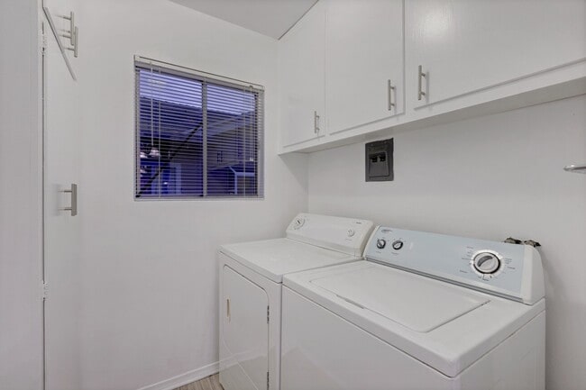 Building Photo - Charming Single-Story Pool Home in Prime Northridge Location