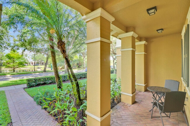 Building Photo - 123 E Thatch Palm Cir