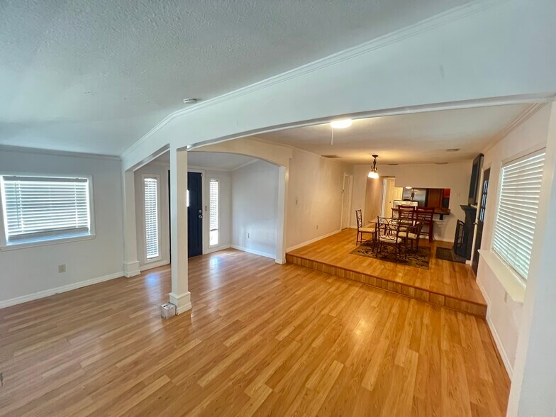 Building Photo - 314 3rd Ave SW