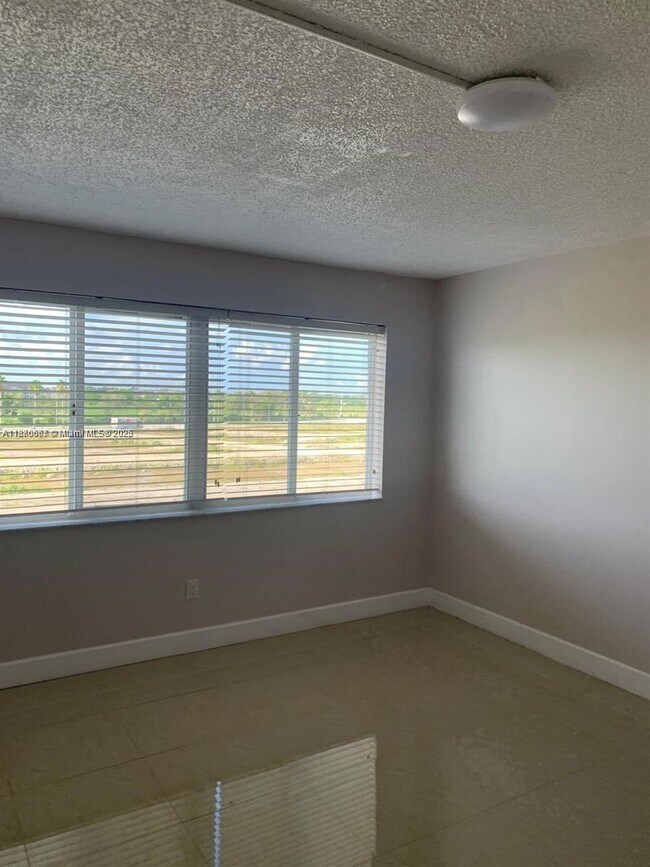 Primary Photo - 14830 Naranja Lakes Blvd