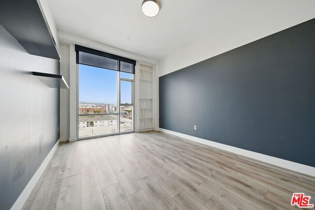 Building Photo - 3223 W 6th St