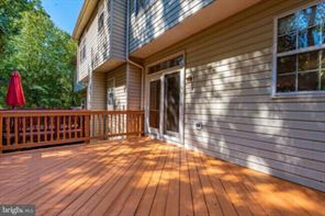 Building Photo - WELL MAINTAINED TOWNHOUSE WITH ONE CAR GARAGE, DECK,