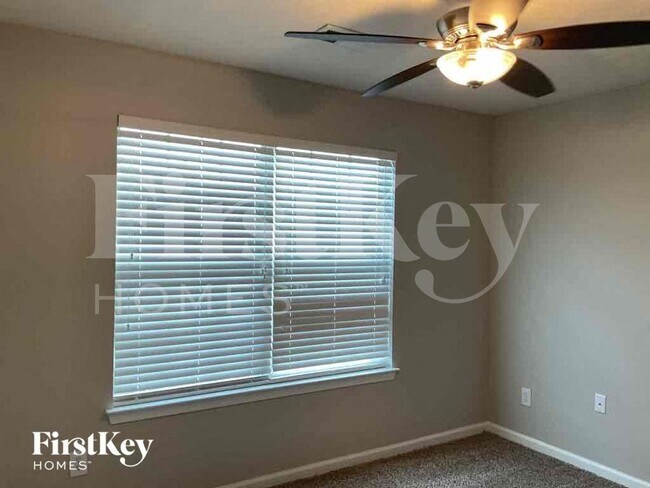 Building Photo - 2631 S Hills