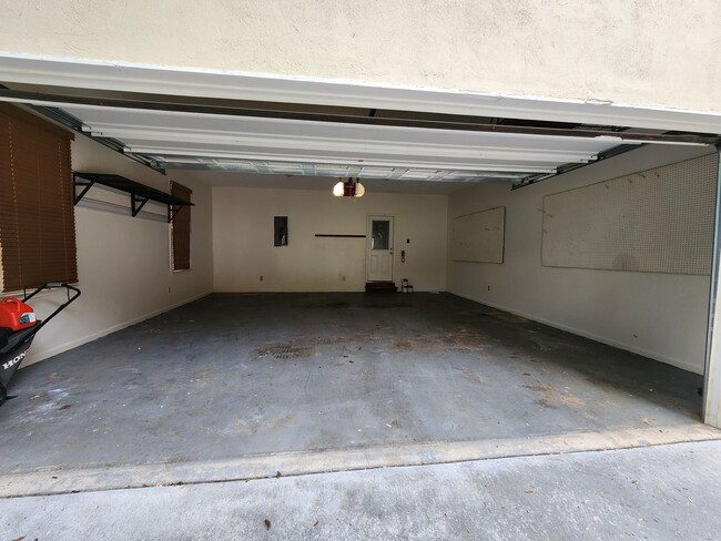 Building Photo - Executive Rental in Lake Redwine Community, 4 Bedrooms and 2.5 Baths 2 Car Garage - Newnan, GA