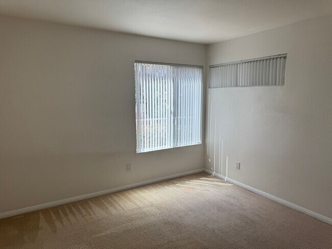 Building Photo - 2 bedroom 1 bathroom condo in Mirabella Point