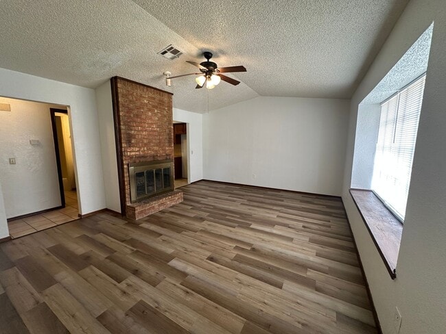 Building Photo - 2 Bedroom 1.5 Bath