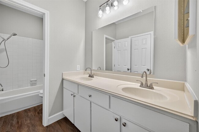 Building Photo - 9707 Richmond Ave