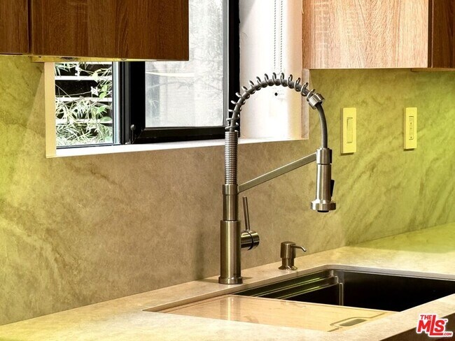 Building Photo - 1146 Hacienda Pl