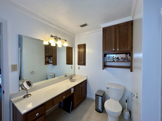 Building Photo - 1701 Everest Cir