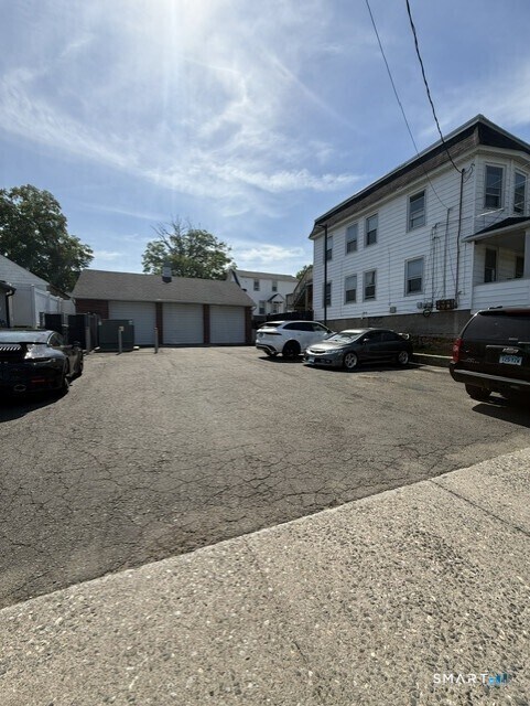 Building Photo - 2067 Barnum Ave