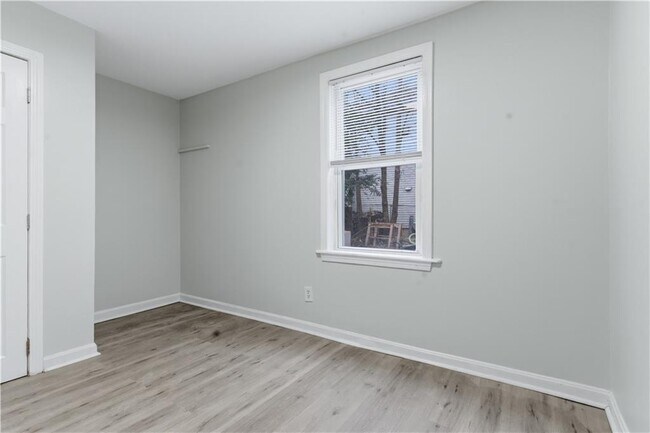 Building Photo - 92 Sylvian St