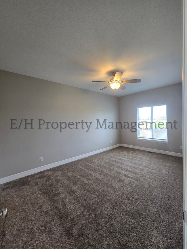 Building Photo - 2220 E Village Estates Dr