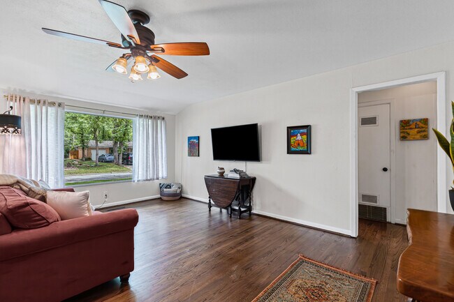 Building Photo - 1404 Bluebonnet Trail