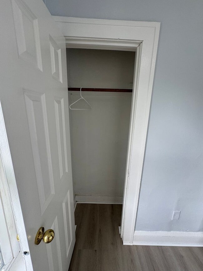 Building Photo - 1429-31 Knox Ave N