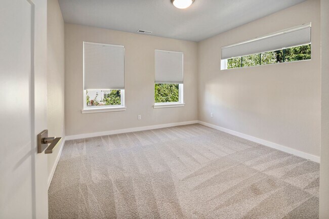 Building Photo - Stunning 3BD/3BATH Home in the Heart of Hi...