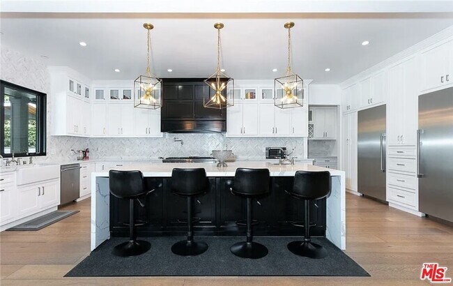 Building Photo - 5225 Topeka Dr