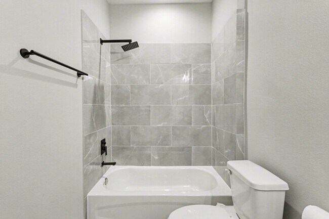 Building Photo - 825 Woodcrest Dr