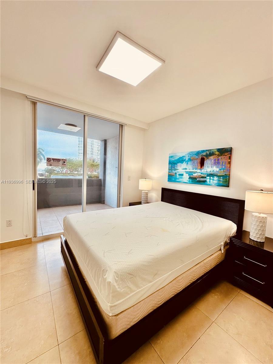 Building Photo - 185 SE 14th Ter