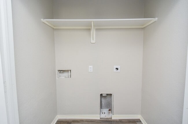 Building Photo - 946 Oak Falls Dr