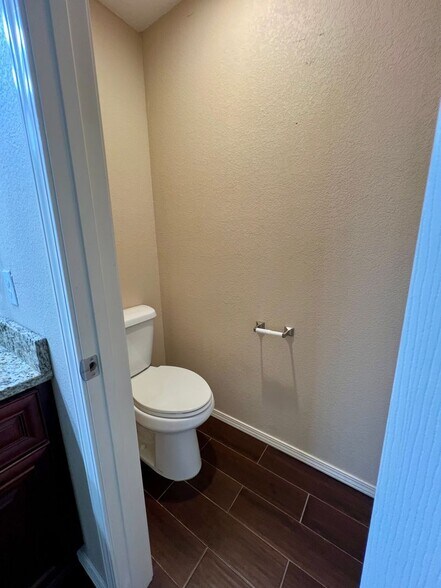 Building Photo - 511 Ridge Point Dr