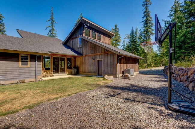 Building Photo - Gorgeous Furnished Home with Mountain Views!