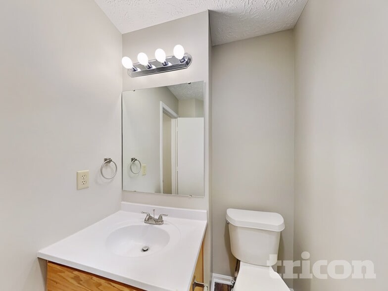 Building Photo - 4468 Connaught Dr E