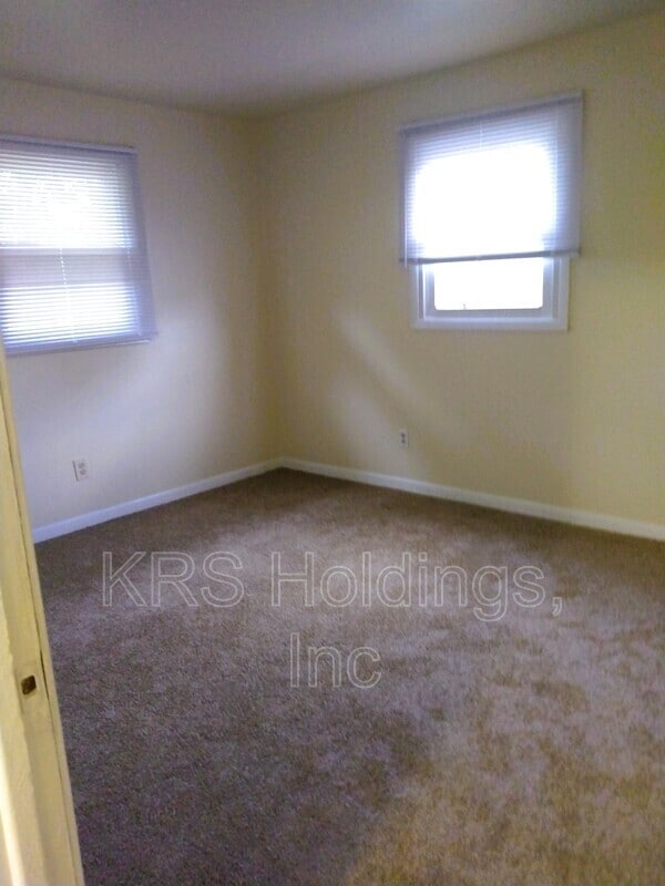 Building Photo - 2406 Wayside Dr