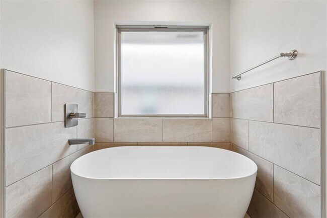 Building Photo - 16129 Villa Valeria Way