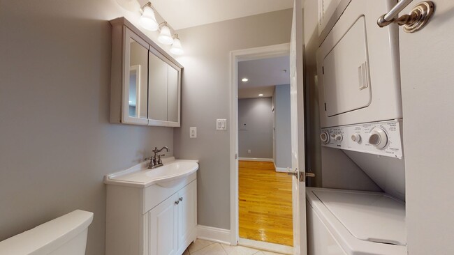 Building Photo - Modern 1 bedroom unit in Bloomingdale/Ecki...