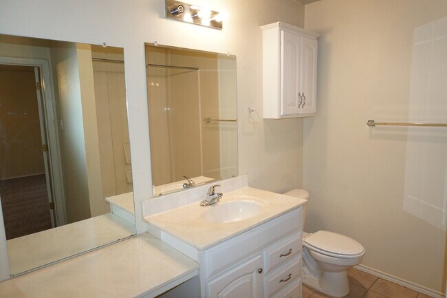 Building Photo - Beautiful Duplex with a Basement!