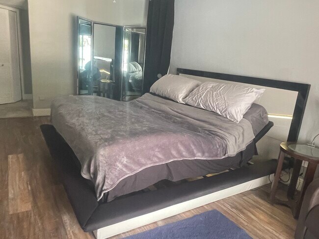 Master King Adjustable Bed - 1809 Academy Blvd