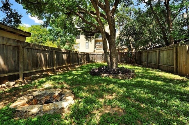Building Photo - Fully updated 6 bed house!!! 1911 David!