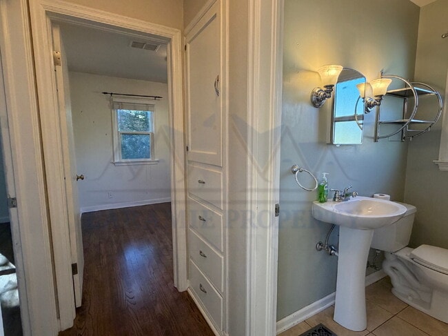 Building Photo - Charming 3 Bedroom 2 Bathroom House