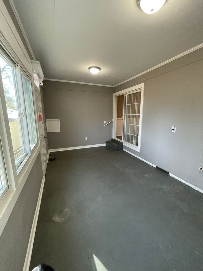 Building Photo - Huge home with bonus room and fenced in ba...
