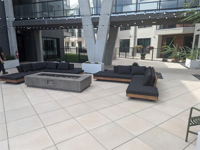 Building Photo - 1701 Simond Ave