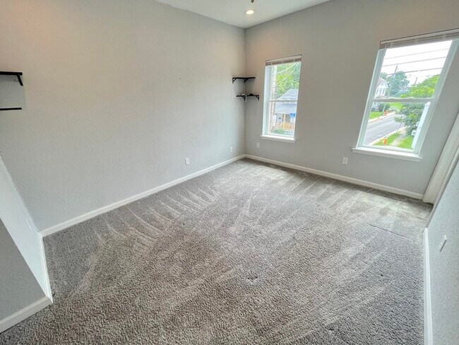 Building Photo - COME MEET YOUR NEW HOME! BRAND NEW & UPDATED!