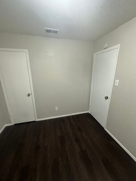 Building Photo - 667 Edgeglen Dr