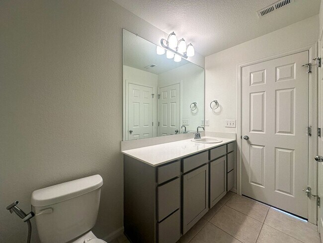 Building Photo - East Facing 3bd 2.5ba paired home in Senderos Creek!