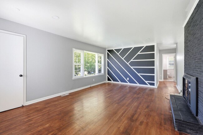 Building Photo - Charming 4-bedroom, 1.5-bath home available now
