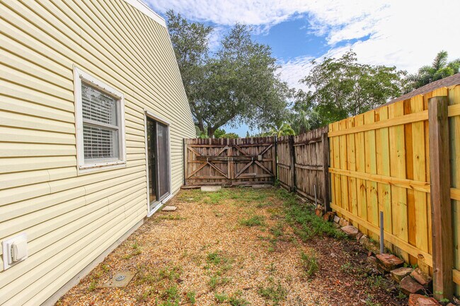 Building Photo - 7870 Blackwood Ln