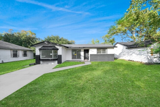 Building Photo - 2926 Knotty Oaks Trail