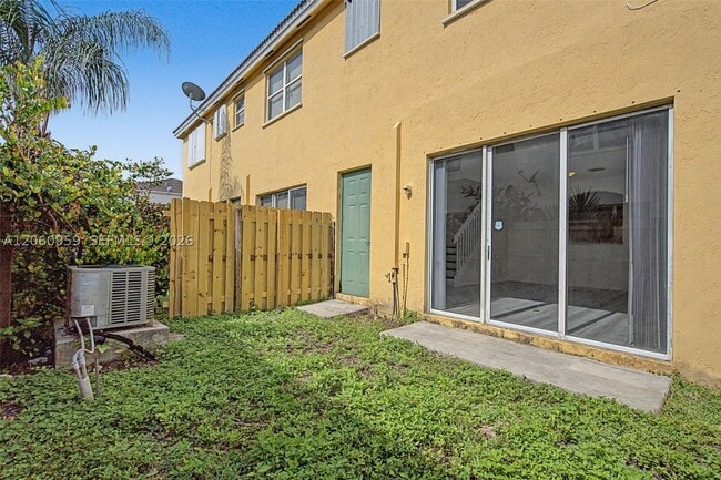 Building Photo - 975 NE 42nd Ave
