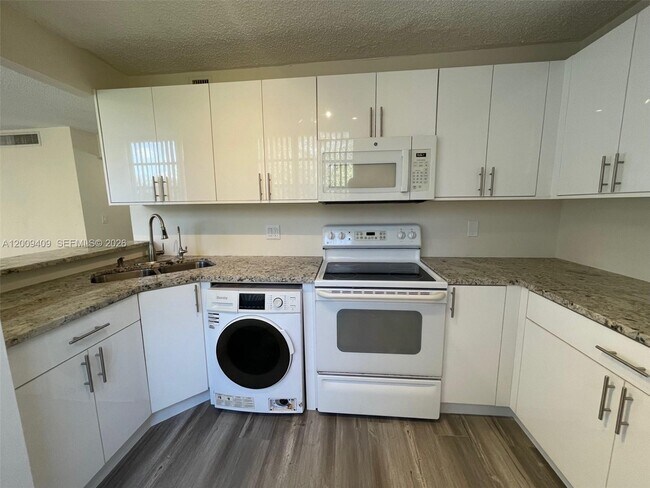 Building Photo - 9471 Evergreen Pl