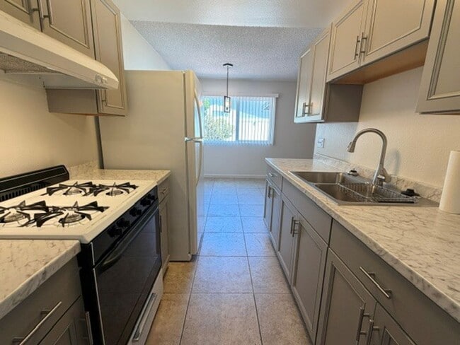 Building Photo - Adorable Oceanside Attached Home Ready Now!