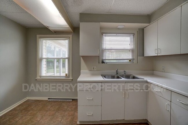 Building Photo - 1017 Searles Rd