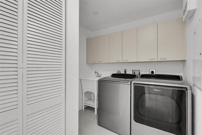 Building Photo - 15699 SW 54th Ct