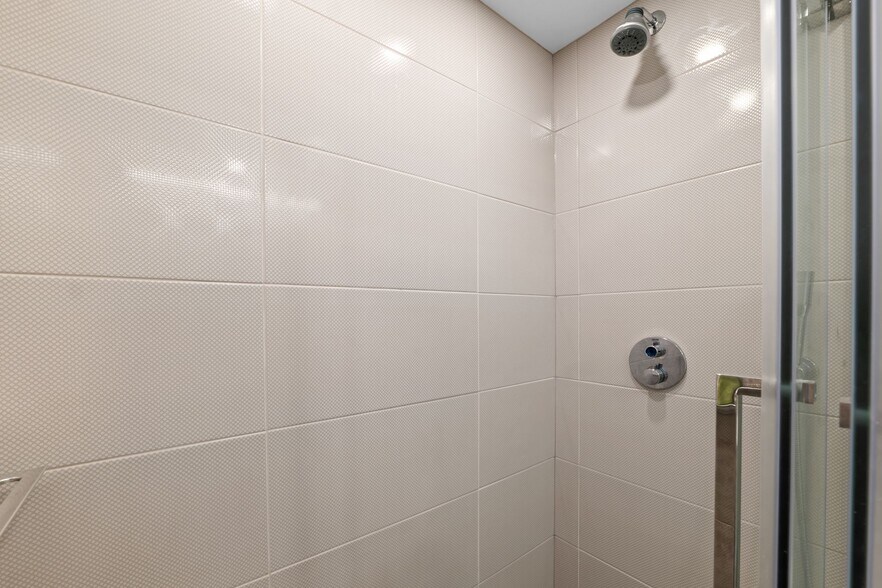 FRESH TILE - 2020 N Lincoln Park W