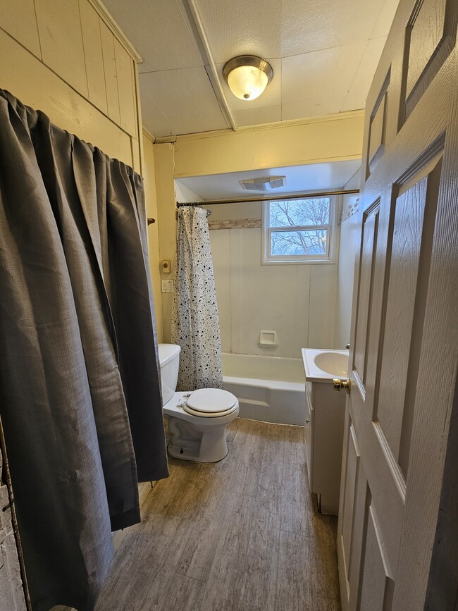 Building Photo - 355 Reynolds Ave